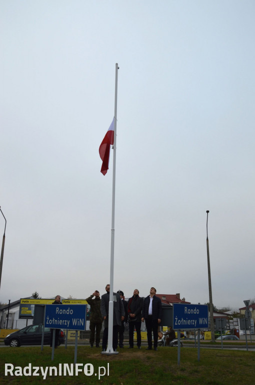 Wciągnięcie flagi na maszt na rondzie WiN