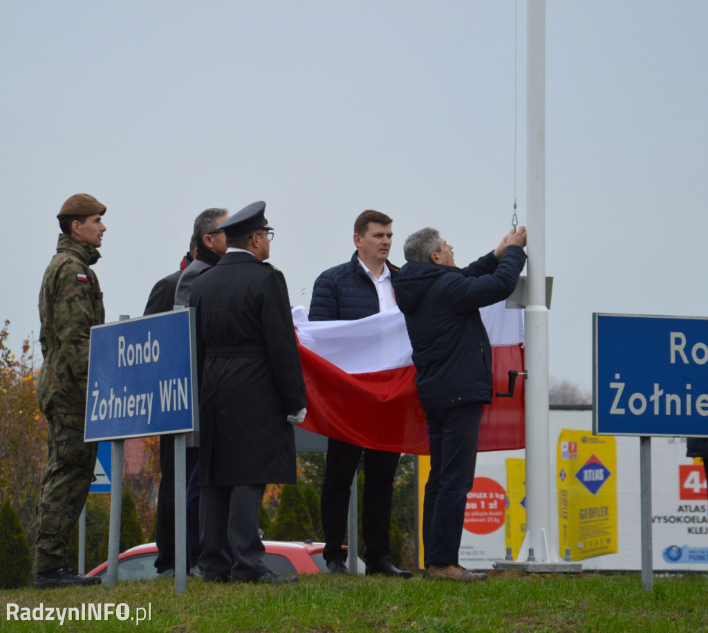 Wciągnięcie flagi na maszt na rondzie WiN