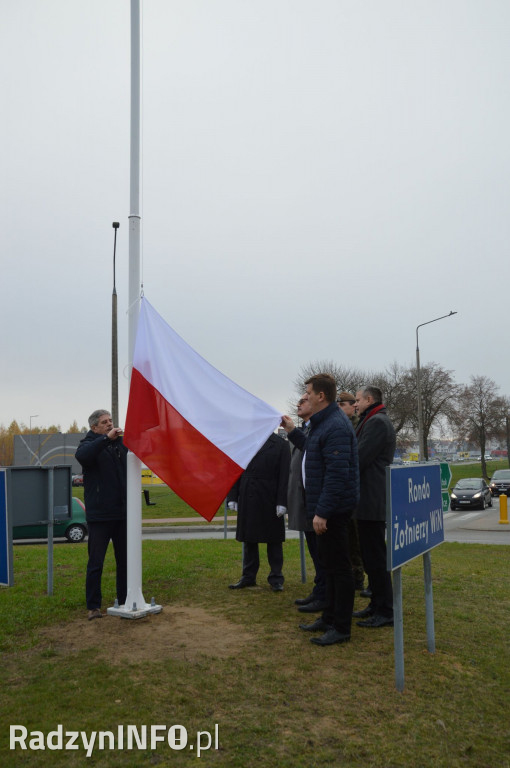 Wciągnięcie flagi na maszt na rondzie WiN