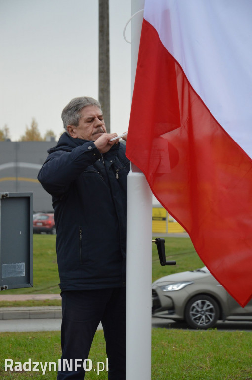 Wciągnięcie flagi na maszt na rondzie WiN