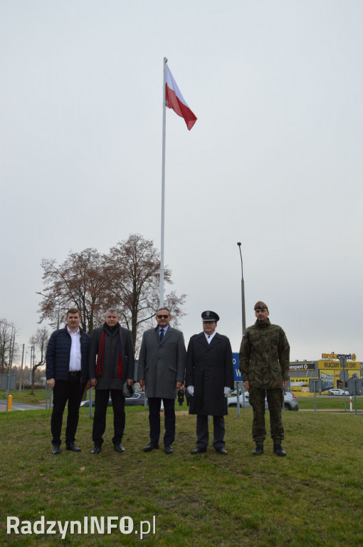 Wciągnięcie flagi na maszt na rondzie WiN