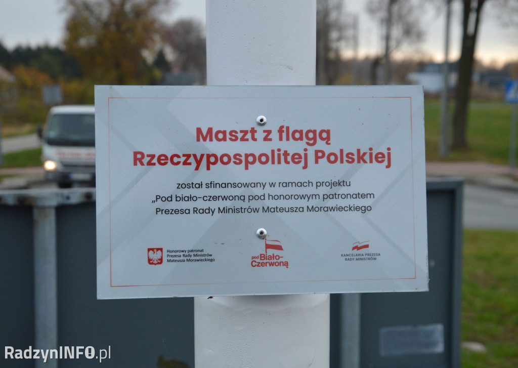 Wciągnięcie flagi na maszt na rondzie WiN