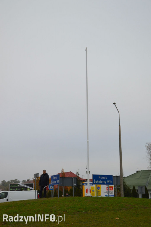 Wciągnięcie flagi na maszt na rondzie WiN