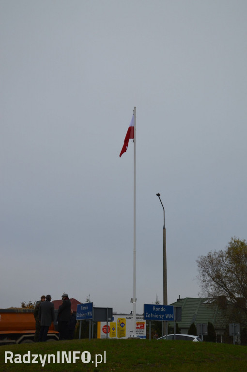 Wciągnięcie flagi na maszt na rondzie WiN