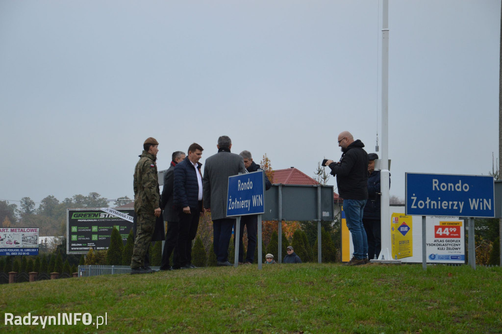 Wciągnięcie flagi na maszt na rondzie WiN