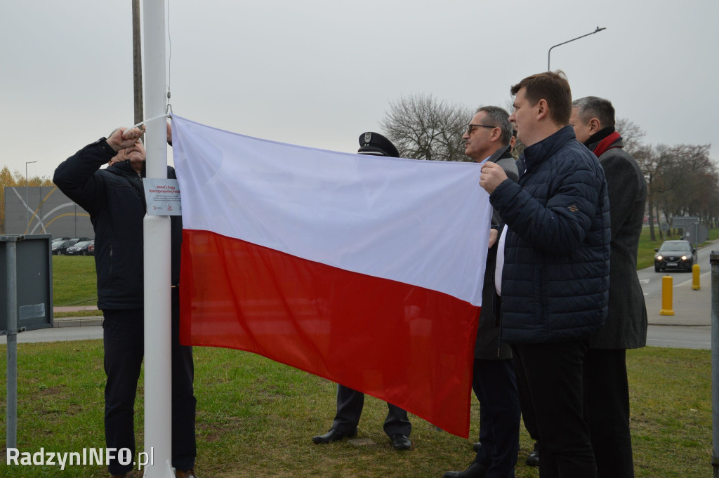 Wciągnięcie flagi na maszt na rondzie WiN