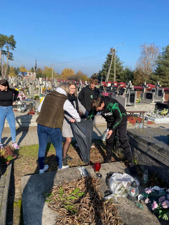 Porządkowanie grobu Haliny Rudnickiej