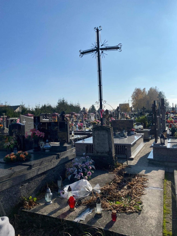 Porządkowanie grobu Haliny Rudnickiej