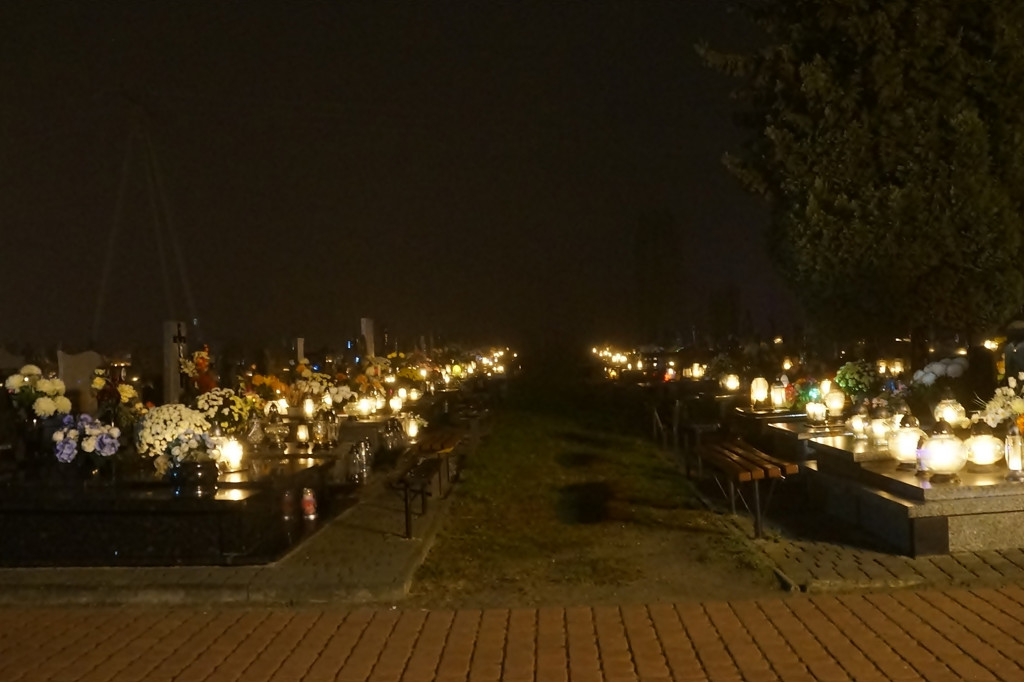 Nowy cmentarz w Radzyniu 1 XI wieczorem - zdjęcia
