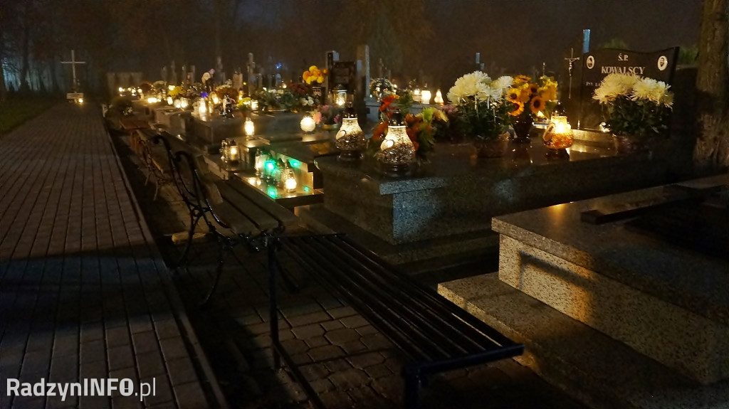 Nowy cmentarz w Radzyniu 1 XI wieczorem - zdjęcia