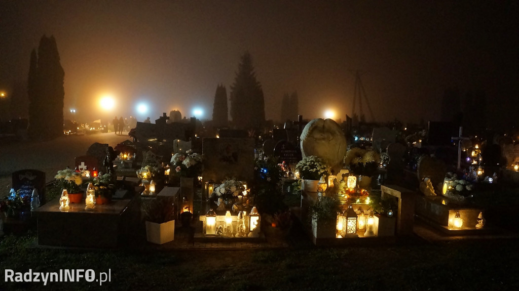 Nowy cmentarz w Radzyniu 1 XI wieczorem - zdjęcia