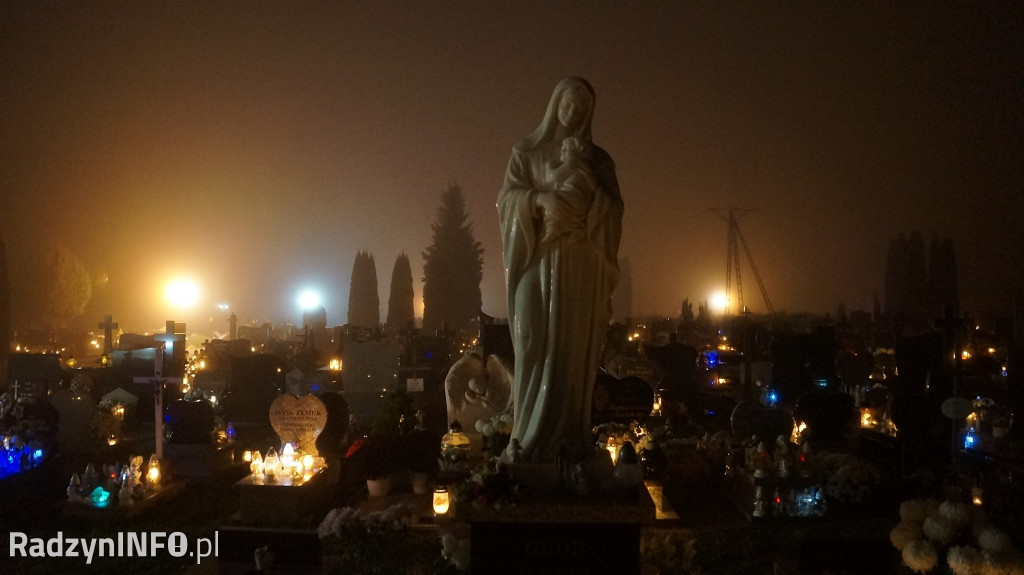 Nowy cmentarz w Radzyniu 1 XI wieczorem - zdjęcia