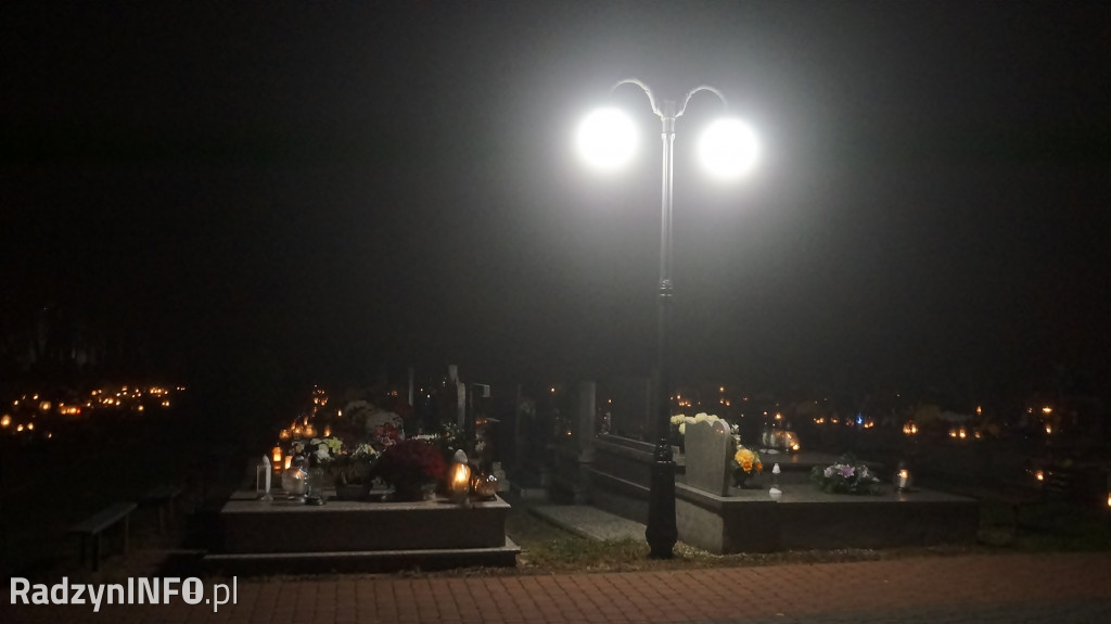 Nowy cmentarz w Radzyniu 1 XI wieczorem - zdjęcia