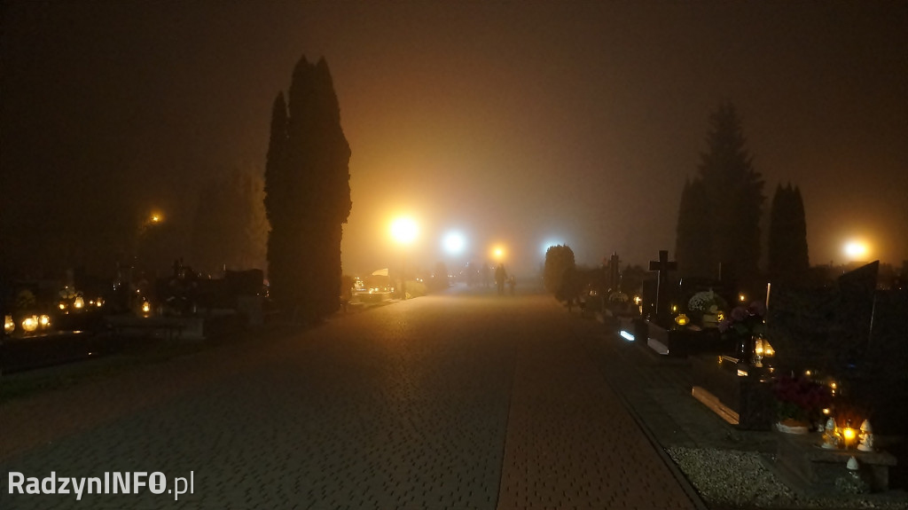 Nowy cmentarz w Radzyniu 1 XI wieczorem - zdjęcia