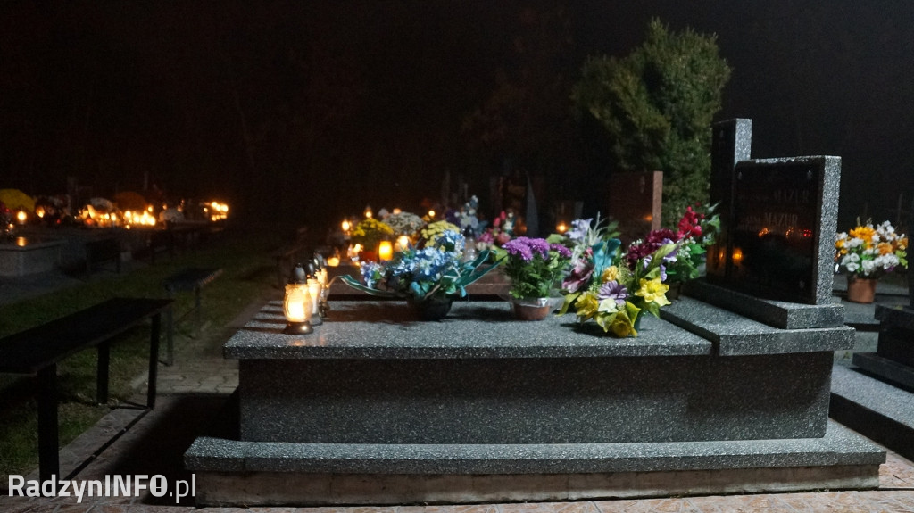 Nowy cmentarz w Radzyniu 1 XI wieczorem - zdjęcia