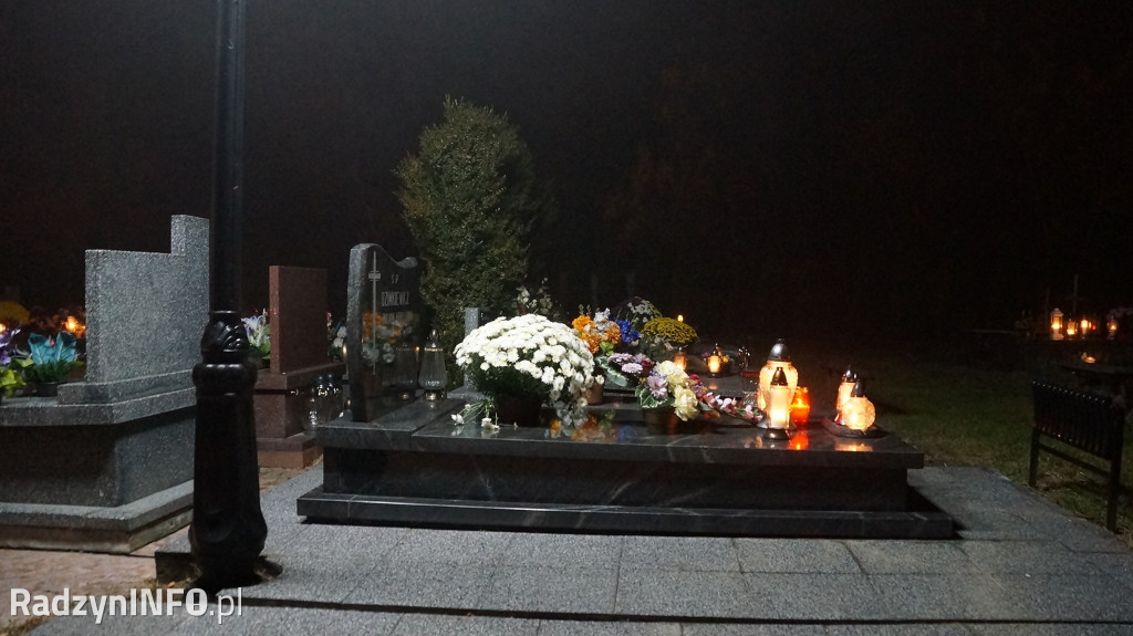 Nowy cmentarz w Radzyniu 1 XI wieczorem - zdjęcia