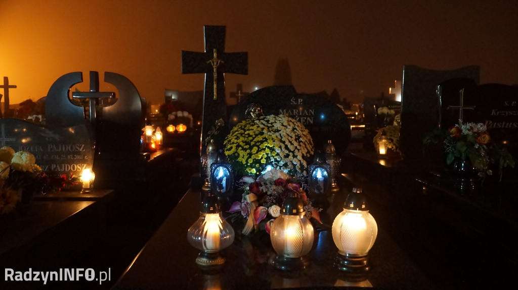 Nowy cmentarz w Radzyniu 1 XI wieczorem - zdjęcia