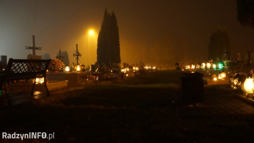 Nowy cmentarz w Radzyniu 1 XI wieczorem - zdjęcia