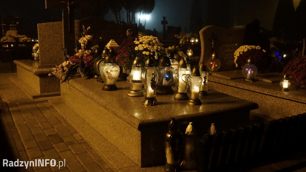 Nowy cmentarz w Radzyniu 1 XI wieczorem - zdjęcia