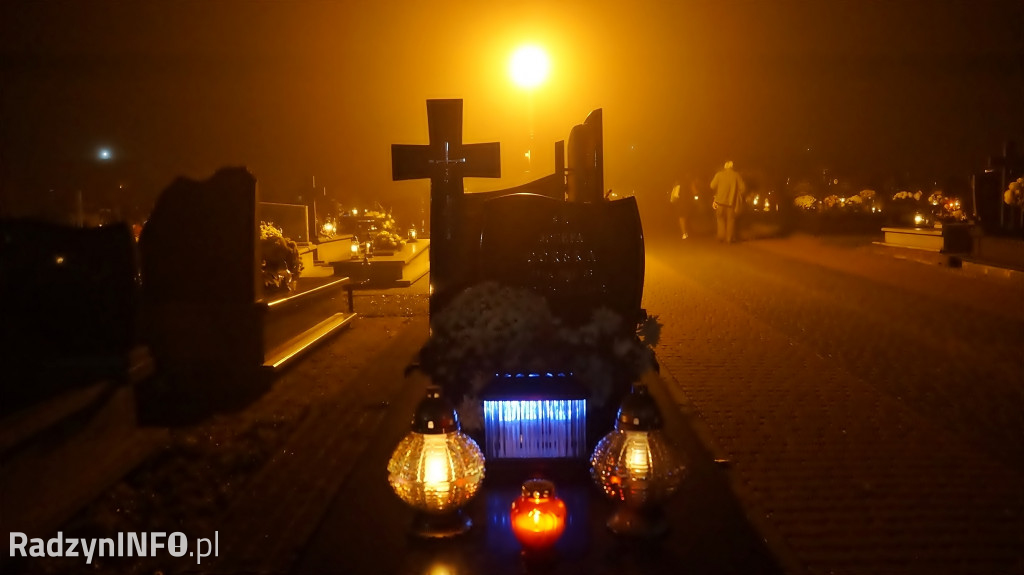 Nowy cmentarz w Radzyniu 1 XI wieczorem - zdjęcia
