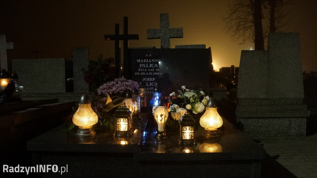 Stary cmentarz w Radzyniu 1 XI wieczorem - zdjęcia