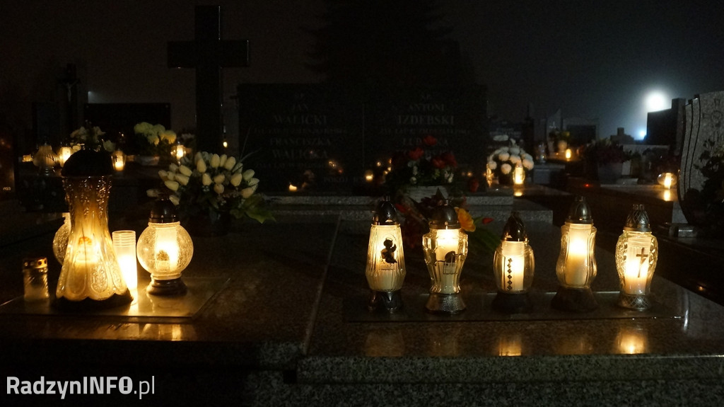 Stary cmentarz w Radzyniu 1 XI wieczorem - zdjęcia