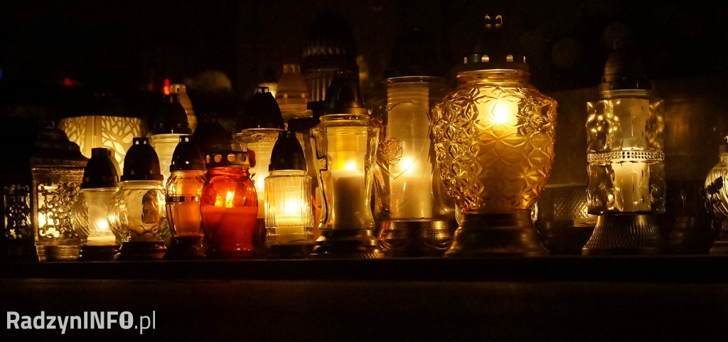 Stary cmentarz w Radzyniu 1 XI wieczorem - zdjęcia
