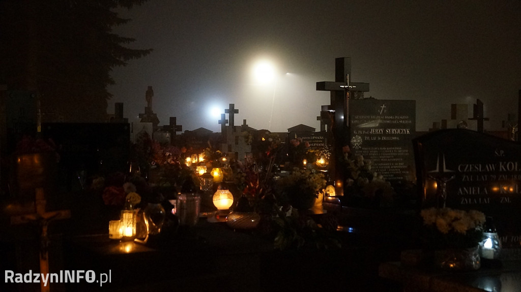 Stary cmentarz w Radzyniu 1 XI wieczorem - zdjęcia