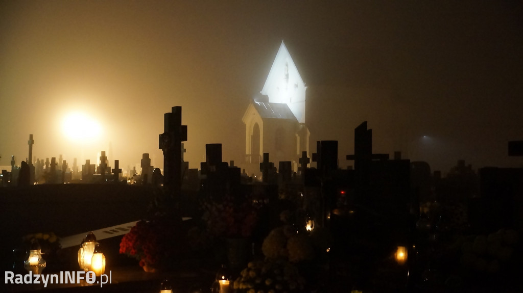 Stary cmentarz w Radzyniu 1 XI wieczorem - zdjęcia