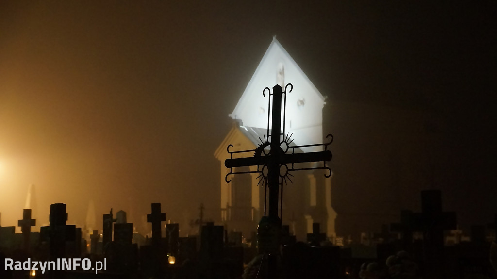 Stary cmentarz w Radzyniu 1 XI wieczorem - zdjęcia