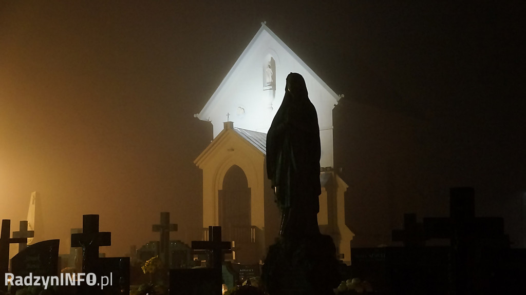Stary cmentarz w Radzyniu 1 XI wieczorem - zdjęcia