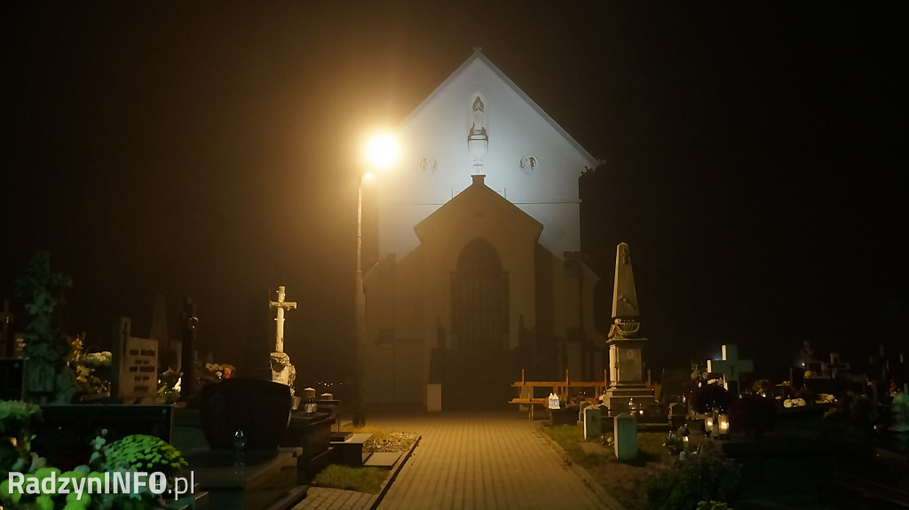 Stary cmentarz w Radzyniu 1 XI wieczorem - zdjęcia