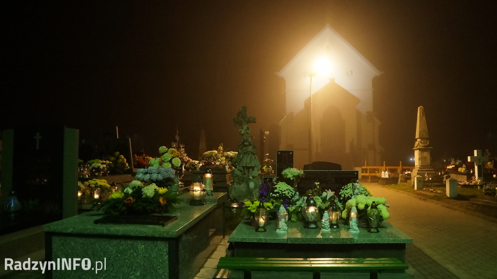 Stary cmentarz w Radzyniu 1 XI wieczorem - zdjęcia