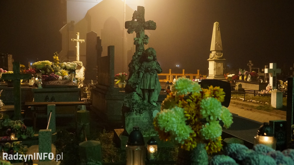 Stary cmentarz w Radzyniu 1 XI wieczorem - zdjęcia