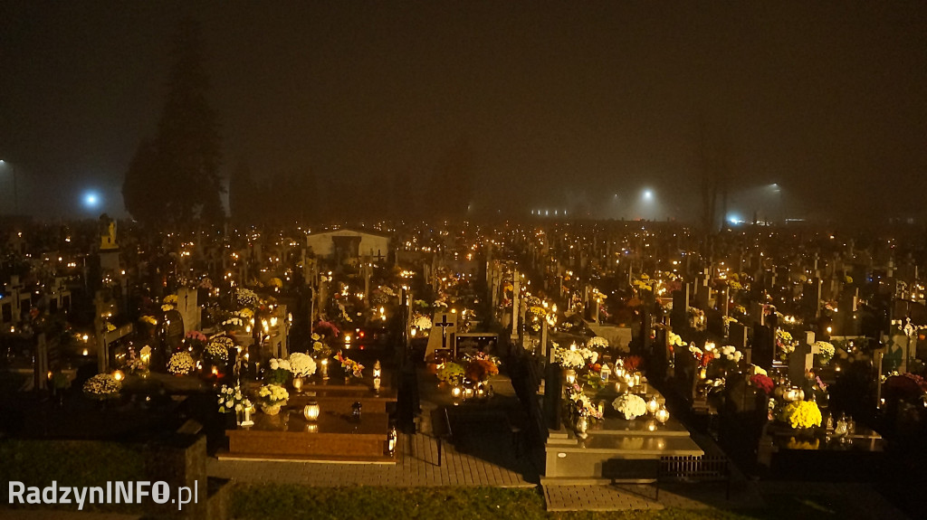 Stary cmentarz w Radzyniu 1 XI wieczorem - zdjęcia