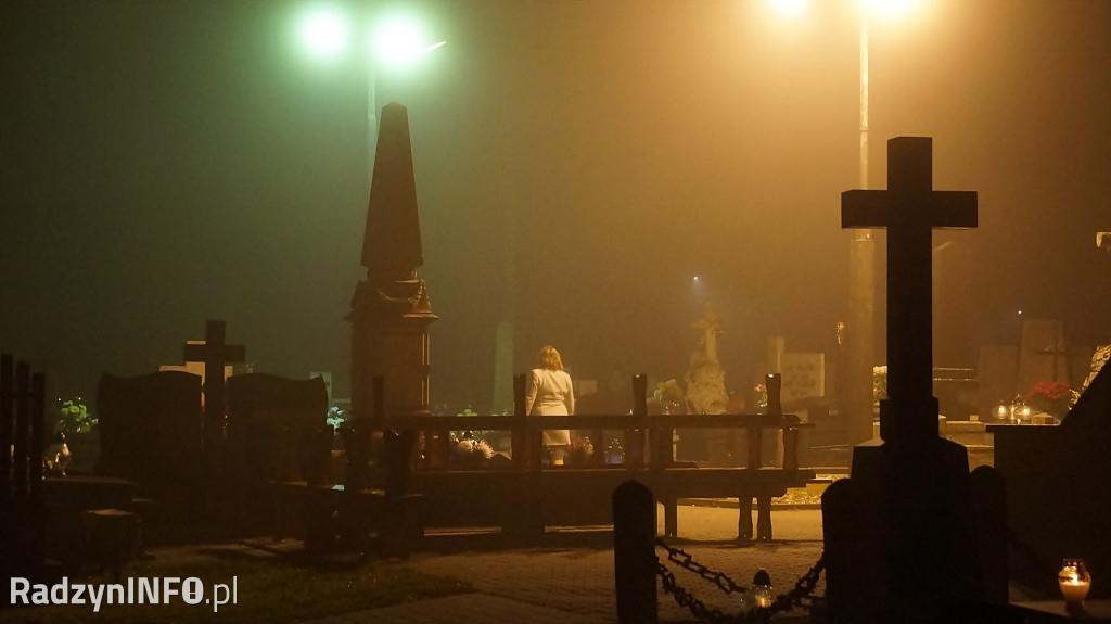 Stary cmentarz w Radzyniu 1 XI wieczorem - zdjęcia