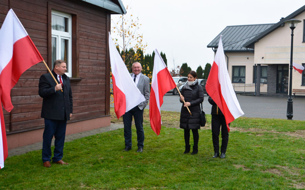 Wciągnięcie flagi na maszt w Białej w gm. Radzyń