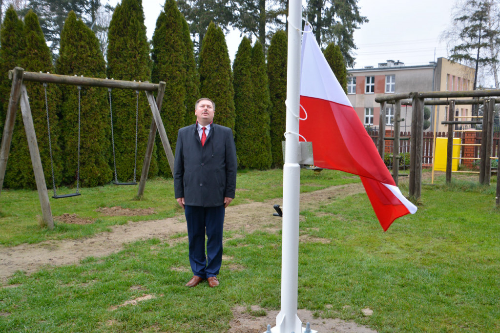 Wciągnięcie flagi na maszt w Białej w gm. Radzyń