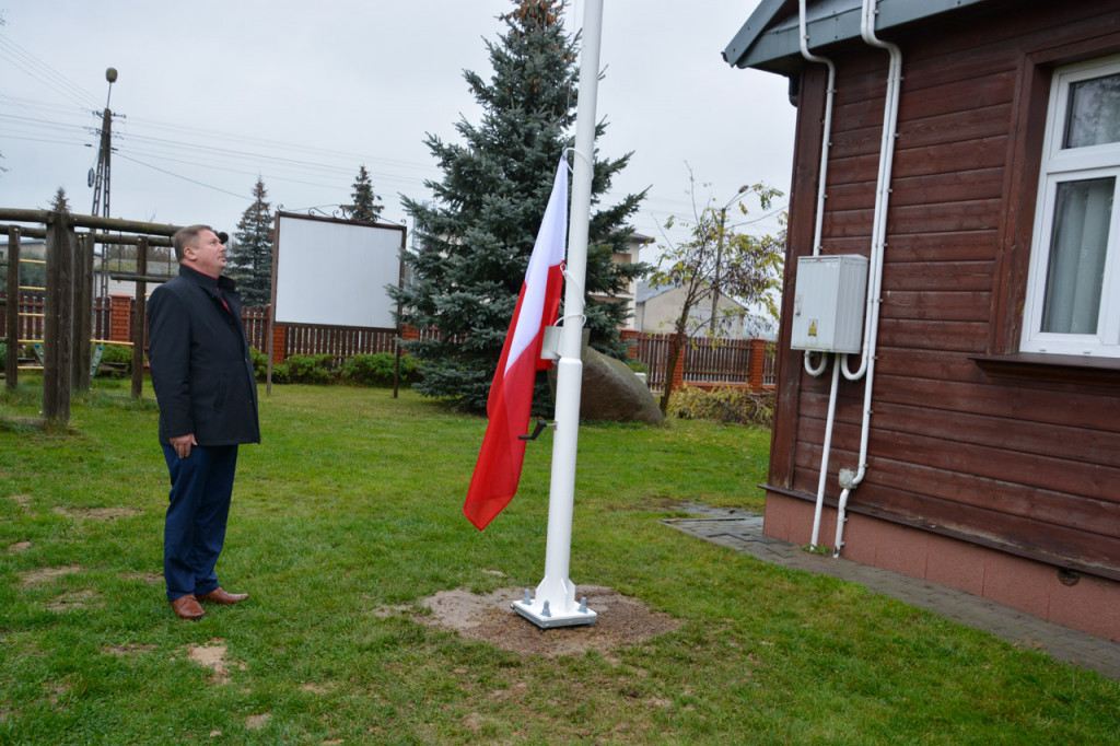 Wciągnięcie flagi na maszt w Białej w gm. Radzyń