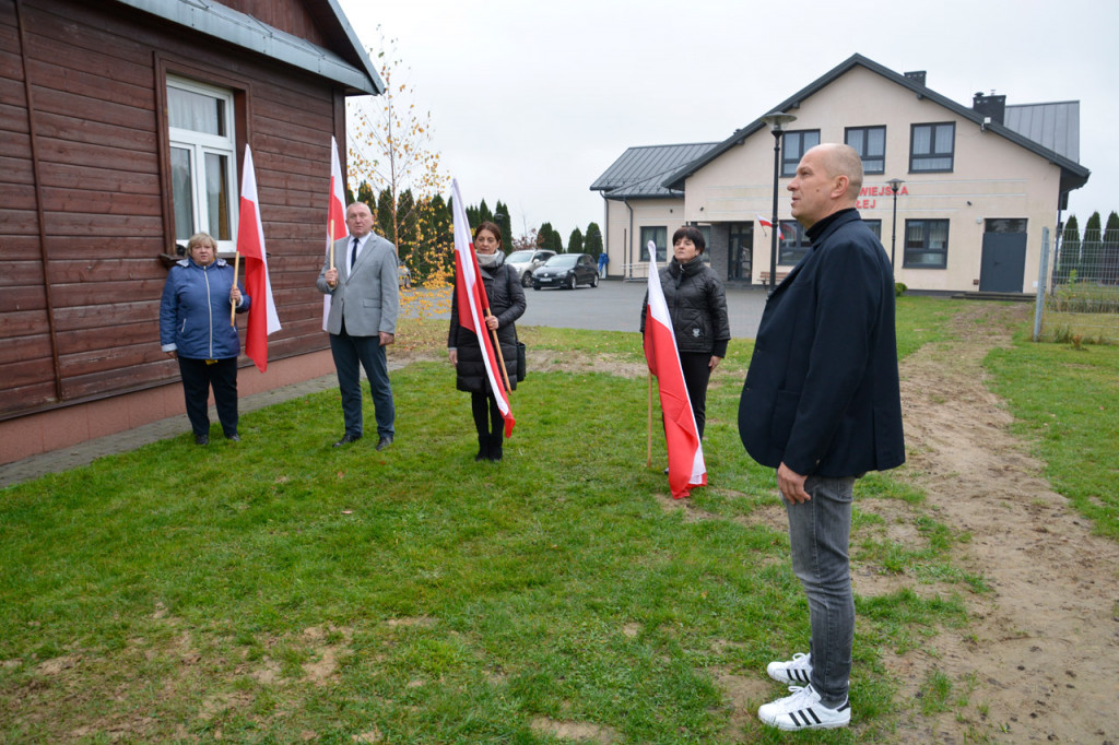 Wciągnięcie flagi na maszt w Białej w gm. Radzyń