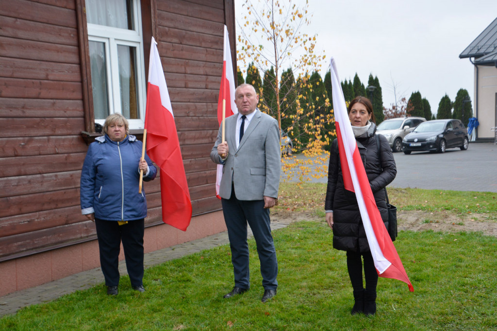 Wciągnięcie flagi na maszt w Białej w gm. Radzyń