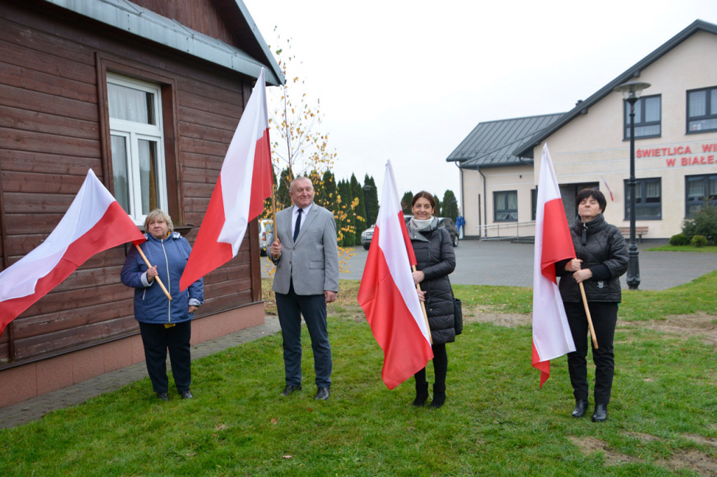 Wciągnięcie flagi na maszt w Białej w gm. Radzyń