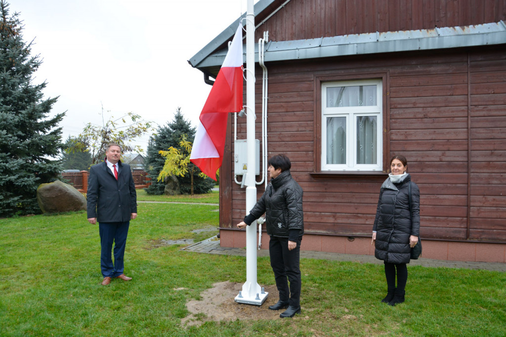 Wciągnięcie flagi na maszt w Białej w gm. Radzyń