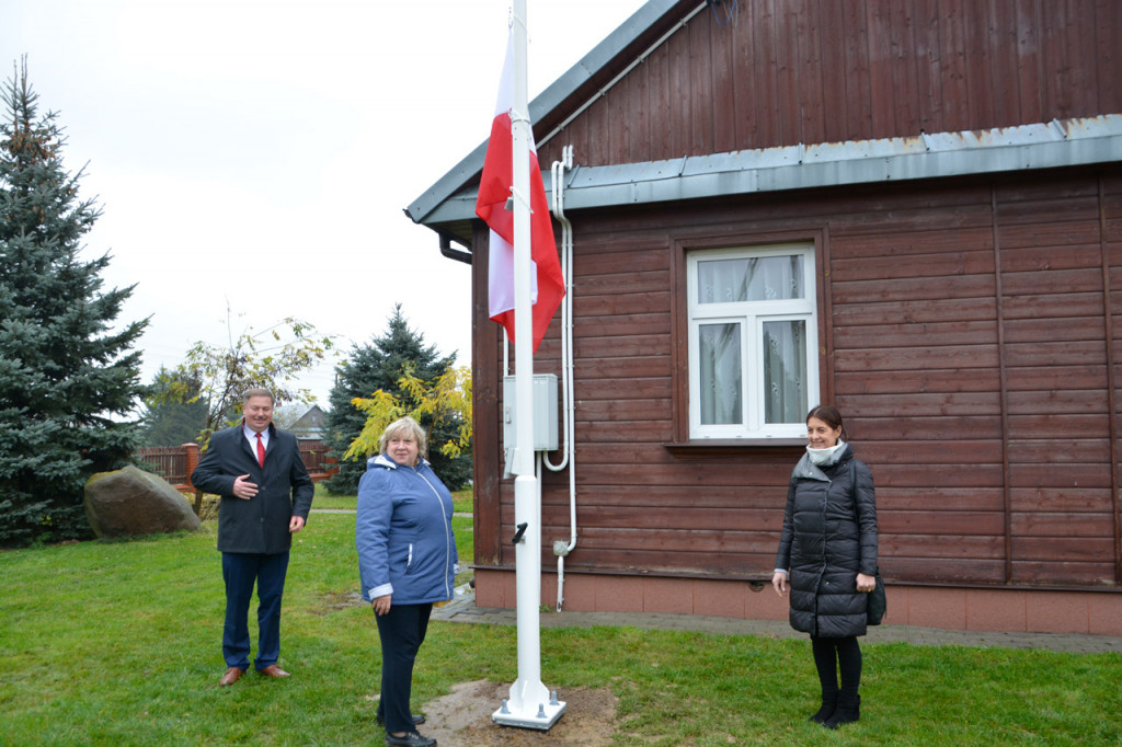 Wciągnięcie flagi na maszt w Białej w gm. Radzyń
