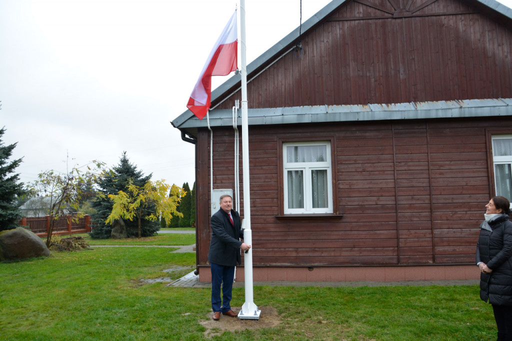Wciągnięcie flagi na maszt w Białej w gm. Radzyń