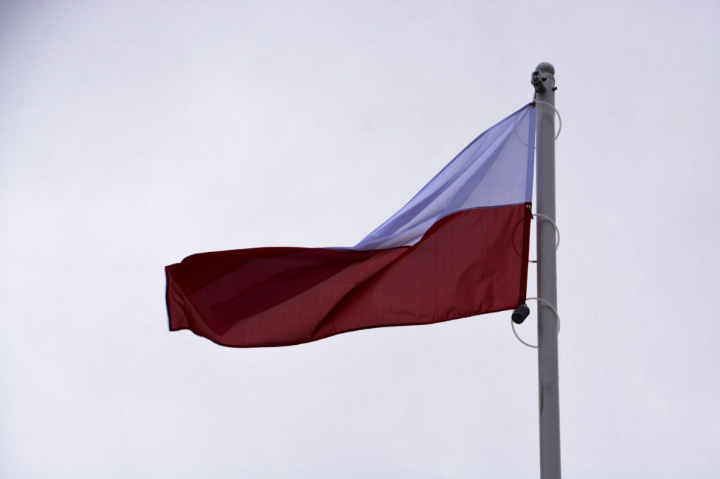 Wciągnięcie flagi na maszt w Białej w gm. Radzyń