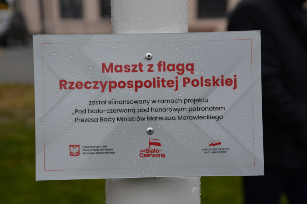 Wciągnięcie flagi na maszt w Białej w gm. Radzyń