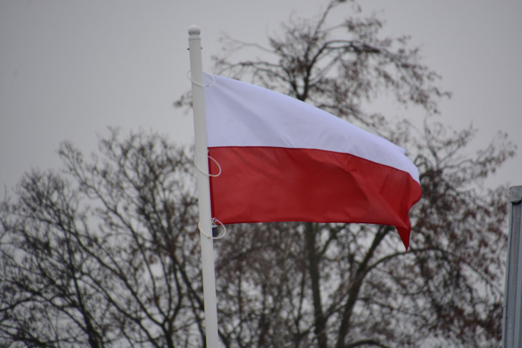 Wciągnięcie flagi na maszt w Białej w gm. Radzyń