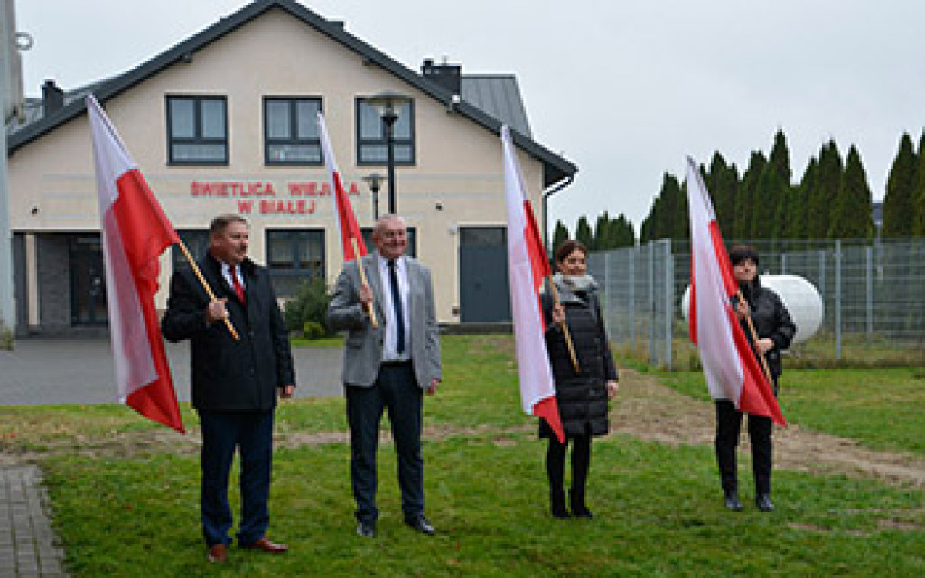 Wciągnięcie flagi na maszt w Białej w gm. Radzyń