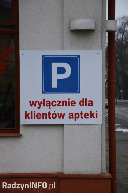 Brak parkingu pod apteką w Nowych Halach
